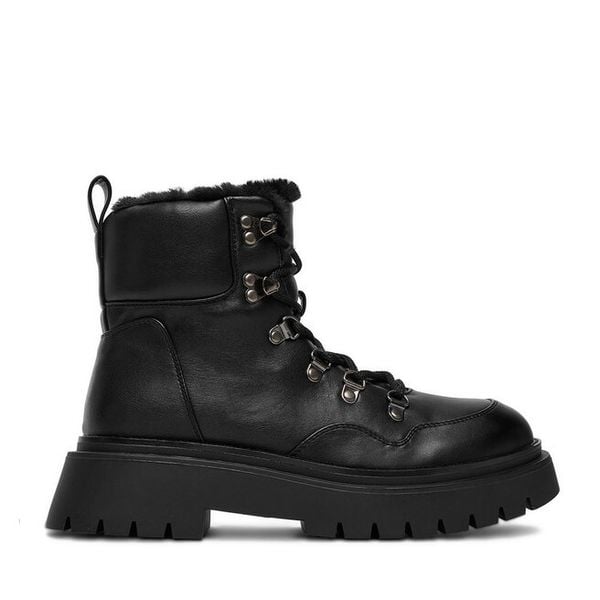 Trzewiki DeeZee. Czarne botki damskie DeeZee, bez obcasa, na płaskiej podeszwie, bez zapięcia. Za 139.99 zł.