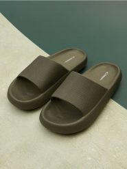 Klapki - khaki. Brązowe klapki i japonki męskie Sinsay. Za 39.99 zł.