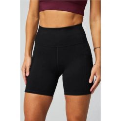 Szorty damskie Fabletics On-The-Go. Czarne spodenki sportowe damskie FABLETICS, s, z elastanu, na fitness i siłownię. Za 255.30 zł.