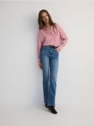 Koszula z wiskozy - pastelowy róż. Czerwone koszule damskie Reserved, l, bez wzorów, z wiskozy, bez kołnierzyka, bez ramiączek. W wyprzedaży za 49.99 zł.