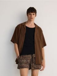 Wzorzyste szorty plażowe - beżowy. Brązowe szorty męskie Reserved, z tkaniny, bez kołnierzyka. Za 79.99 zł.