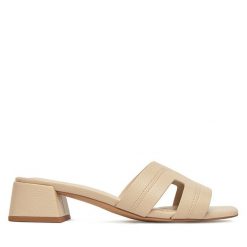 Klapki JENNY. Brązowe klapki damskie Jenny, bez wzorów, bez obcasa. Za 129.99 zł.