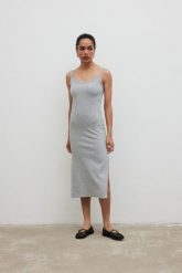 Sukienka na ramiączkach z prążkowanej dzianiny w kolorze GREY MELNAGE- CARMEN. Szare sukienki damskie Marsala, m, bez wzorów, z bawełny, bez kołnierzyka, bez ramiączek, midi. Za 219.90 zł.