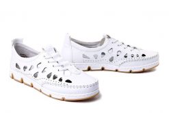 RIEKER 49956-80 white, półbuty damskie. Białe półbuty damskie Rieker, w ażurowe wzory, bez obcasa. Za 329.90 zł.