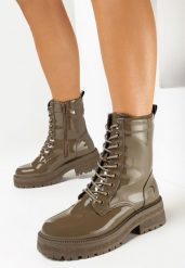 Zielone Lakierowane Botki Workery Ralotta. Zielone botki damskie Born2be, z jeansu, eleganckie, bez obcasa, na płaskiej podeszwie, bez zapięcia. Za 99.99 zł.