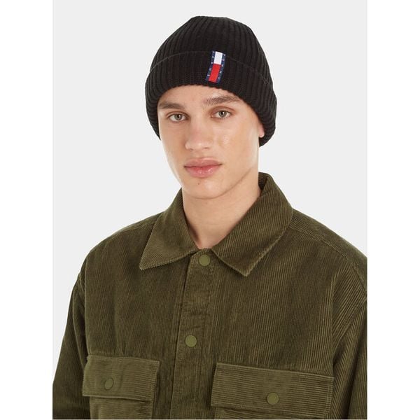 Czapka Tommy Jeans. Czarne czapki męskie Tommy Jeans, na zimę, bez wzorów, z jeansu. Za 199.99 zł.