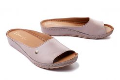 MACIEJKA 02628-43/00-5 beż, klapki damskie. Brązowe klapki damskie Maciejka, bez wzorów, ze skóry, bez obcasa, na koturnie. Za 289.90 zł.