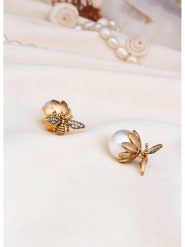 L'Atelier de Gaia Pozłacane kolczyki-wkrętki z perłami rozmiar: onesize. Białe kolczyki damskie L'Atelier de Gaia, z perłą, pozłacane. Za 117.45 zł.