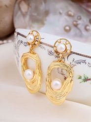 Pierres delicates Kolczyki z perłami w kolorze białym rozmiar: onesize. Białe kolczyki damskie Pierres delicates, z perłą, z mosiądzu. Za 100.52 zł.