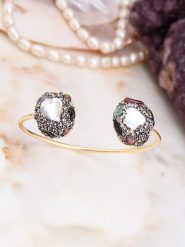 L'Atelier de Gaia Pozłacana bransoletka z turmalinem i perłami rozmiar: onesize. Białe bransoletki damskie L'Atelier de Gaia, pozłacane. Za 69.99 zł.