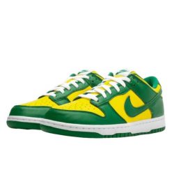 Buty do chodzenia dla dorosłych Nike Dunk Low Brazil. Żółte buty sportowe na co dzień damskie Nike, bez wzorów, z materiału, trekkingowe. Za 758.85 zł.