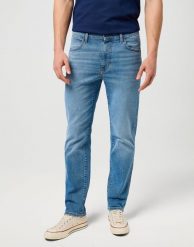 MESKIE SPODNIE WRANGLER LARSTON COASTAL BLUE 112371569. Niebieskie spodnie materiałowe męskie Wrangler, bez wzorów, z jeansu. Za 219.99 zł.