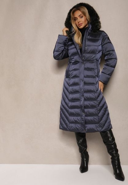Granatowa Długa Kurtka Zimowa z Pikowanymi Przeszyciami i Odpinanym Kapturem z Futerkiem Tinnelia. Niebieskie kurtki damskie Renee, na zimę, l, bez wzorów, z futra. Za 299.99 zł.