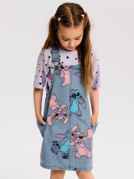 Jeansowa sukienka ogrodniczka Stitch - niebieski. Niebieskie sukienki dziewczęce Sinsay, bez wzorów, z jeansu, bez ramiączek. W wyprzedaży za 29.99 zł.