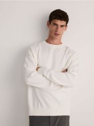 Gładki sweter z bawełną - biały. Białe swetry męskie Reserved, l, bez wzorów, z bawełny, bez kołnierzyka. W wyprzedaży za 39.99 zł.