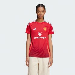 Koszulka Manchester United 24/25 Home. Czerwone bluzki damskie Adidas, xl, bez wzorów, z materiału, sportowe, bez kołnierzyka, bez ramiączek. W wyprzedaży za 314.30 zł.