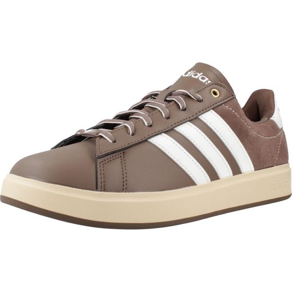Buty ADIDAS GRAND COURT 2.0 Brązowy. Brązowe buty trekkingowe męskie Adidas, ze skóry, bez zapięcia, trekkingowe. W wyprzedaży za 302.50 zł.