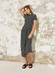 Sukienka midi w paski z domieszką wiskozy - czarny. Czarne sukienki damskie Sinsay, l, bez wzorów, z wiskozy, bez kołnierzyka, bez ramiączek, midi. Za 49.99 zł.