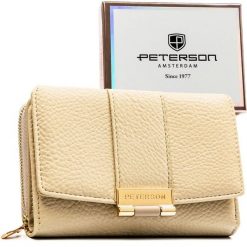 Beżowy portfel damski wykonany ze skóry ekologicznej o groszkowej fakturze, zamykany zatrzaskiem - Peterson. Brązowe portfele damskie Peterson, bez wzorów, ze skóry ekologicznej. Za 99.99 zł.