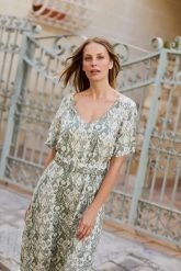 Sukienka z wiskozy oliwkowa. Zielone sukienki damskie MOODO, bez wzorów, z wiskozy, bez kołnierzyka, bez ramiączek. Za 149.99 zł.