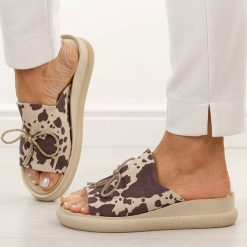 Beżowa krowa skórzane klapki damskie na platformie T.Sokolski 154. Brązowe klapki damskie Sokolski, z aplikacjami, ze skóry, bez obcasa, na platformie. Za 259.00 zł.