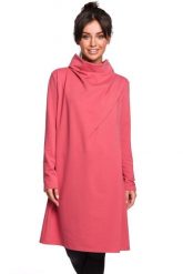 Sukienka dresowa oversize trapezowa z wysokim kołnierzem różowa. Czerwone sukienki damskie Sukienki.shop, na co dzień, l, bez wzorów, z bawełny, klasyczne, bez kołnierzyka, bez ramiączek, maxi, oversize. Za 249.00 zł.