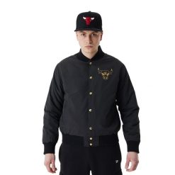 Kurtka męska New Era NBA Script BP Bomber Chicago Bulls. Czarne kurtki męskie New Era, m, bez wzorów, bez kaptura. Za 389.99 zł.