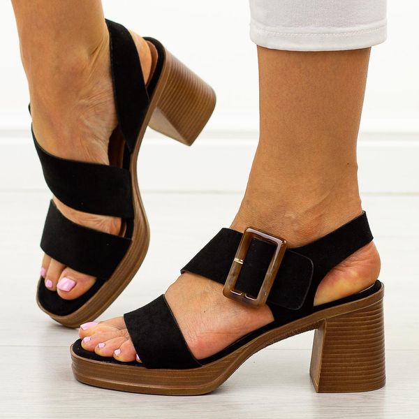 Czarne sandały damskie na słupku Potocki 54307. Czarne sandały damskie POTOCKI, bez wzorów, z materiału, bez obcasa, na platformie. Za 169.00 zł.