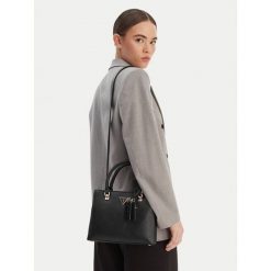 Torebka Guess. Czarne torebki klasyczne damskie Guess, z aplikacjami, bez dodatków. Za 639.99 zł.