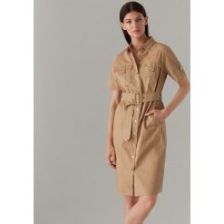 Koszulowa sukienka safari - Beżowy. Brązowe sukienki damskie Mohito, bez wzorów, bez kołnierzyka, bez ramiączek, koszulowe. Za 179.99 zł.