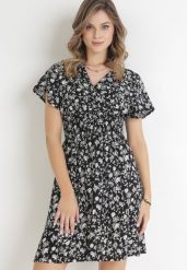 Czarna Kwiecista Sukienka Mini z Wiskozy z Marszczoną Gumką w Pasie Catela. Czarne sukienki damskie Born2be, na wiosnę, l, bez wzorów, z wiskozy, bez kołnierzyka, bez ramiączek, mini, kopertowe. W wyprzedaży za 55.99 zł.
