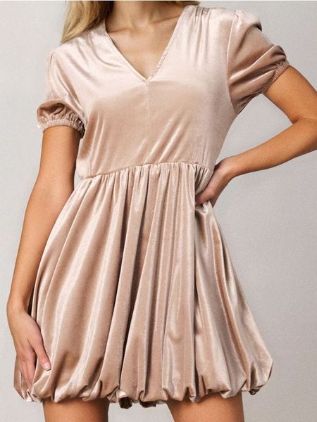 Sukienka mini bombka - złoty. Żółte sukienki damskie Sinsay, l, bez wzorów, bez kołnierzyka, bez ramiączek, mini, bombki. W wyprzedaży za 22.99 zł.