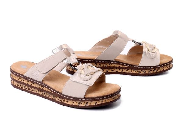 RIEKER 62936-60 beige, klapki damskie. Brązowe klapki damskie Rieker, bez wzorów, bez obcasa, na koturnie. Za 299.90 zł.