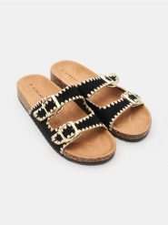 Klapki z dwoma paskami z klamrą w stylu boho - czarny. Czarne klapki damskie Sinsay, bez wzorów, bez obcasa. Za 49.99 zł.