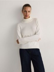 Golf z wiskozą - złamana biel. Golfy damskie Reserved, l, bez wzorów, z dzianiny, bez ramiączek. W wyprzedaży za 69.99 zł.