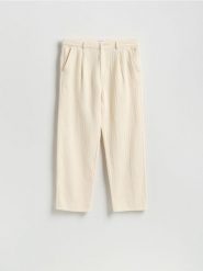 Strukturalne spodnie chino - złamana biel. Spodnie materiałowe męskie Reserved, bez wzorów, z bawełny. Za 149.99 zł.