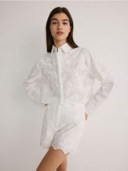 Koszula z haftem - złamana biel. Koszule damskie Reserved, l, bez wzorów, z bawełny, bez kołnierzyka, bez ramiączek. W wyprzedaży za 99.99 zł.