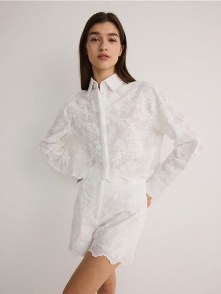 Koszula z haftem - złamana biel. Koszule damskie Reserved, l, bez wzorów, z bawełny, bez kołnierzyka, bez ramiączek. W wyprzedaży za 99.99 zł.