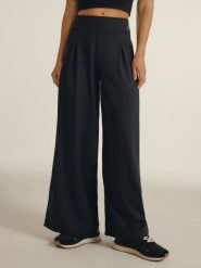 4F Spodnie z szerokimi nogawkami damskie 4F x Anna Lewandowska - czarne XL. Czarne spodnie dresowe damskie 4f, l, z dresówki, do biegania. Za 189.99 zł.