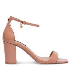 Sandały Nine West. Czerwone sandały damskie Nine West, bez wzorów, bez obcasa, na słupku. Za 137.99 zł.