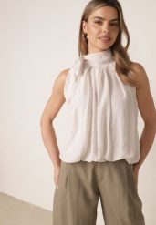 Beżowa Elegancka Bluzka z Wiskozy Ozdobiona Wiązaniem Nemereia. Brązowe bluzki damskie Born2be, bez wzorów, z elastanu, boho, bez kołnierzyka, bez ramiączek. Za 119.99 zł.