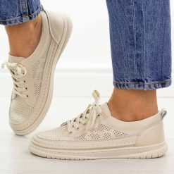 Beżowe skórzane półbuty damskie Cambell 13302. Brązowe półbuty damskie Cambell, w ażurowe wzory, z jeansu, casualowe, bez obcasa, na płaskiej podeszwie. Za 219.00 zł.