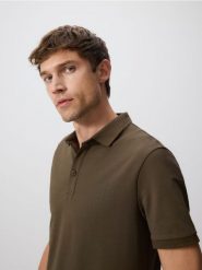 Koszulka polo regular fit - ciemnozielony. Zielone koszulki polo męskie Reserved, l, bez wzorów, z bawełny, bez ramiączek. Za 99.99 zł.