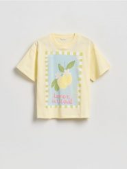 Luźny t-shirt z nadrukiem - jasnożółty. Żółte koszulki dziewczęce Reserved, bez wzorów, z bawełny, bez ramiączek. Za 39.99 zł.