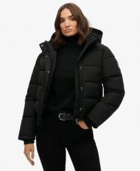 Superdry Kurtka Bomber Everest – Slim, Wodoodporna, Czarna. Czarne kurtki damskie Superdry., bez wzorów, z materiału, z kapturem. Za 627.40 zł.