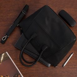 Torebka skórzana damska klasyczna duża A4 na ramię Beltimore czarna N34. Czarne torebki klasyczne damskie bez wzorów, duże, bez dodatków. Za 249.99 zł.