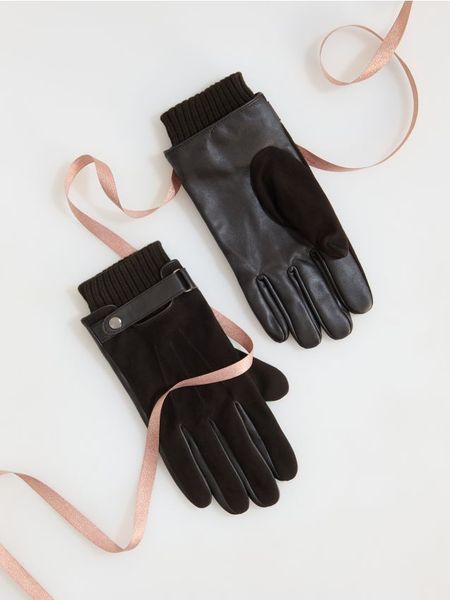 Skórzane rękawiczki z łączonych materiałów - ciemnobrązowy. Brązowe rękawiczki męskie Reserved, bez wzorów, z materiału. W wyprzedaży za 79.99 zł.