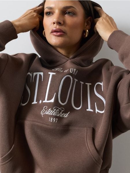 Dresowa bluza hoodie loose fit z napisem - brązowy. Brązowe bluzy bez kaptura damskie Sinsay, l, bez wzorów, z dresówki, bez ramiączek, bez kaptura. Za 39.99 zł.