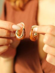 Pierres delicates Pozłacane kolczyki-kreole z agatami rozmiar: onesize. Brązowe kolczyki damskie Pierres delicates, z agatem, pozłacane. Za 43.99 zł.