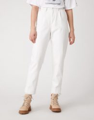 DAMSKIE SPODNIE JEANSOWE WRANGLER WINTER WHITE W22HHQ149 112127811. Białe spodnie materiałowe damskie Wrangler, bez wzorów, z jeansu. Za 199.99 zł.